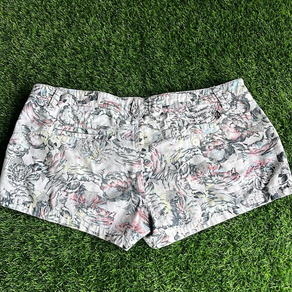 VOLCOM Floral Print Shorts size 11 - Picture 7 of 9